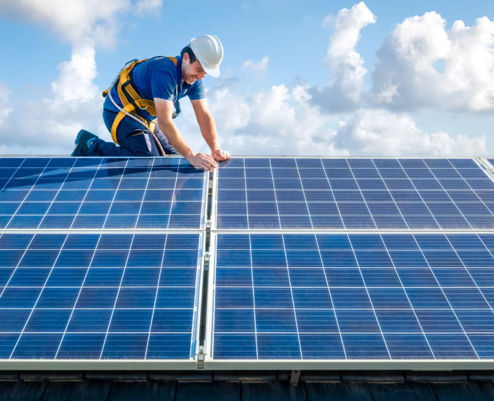 Team consulting on energy plans